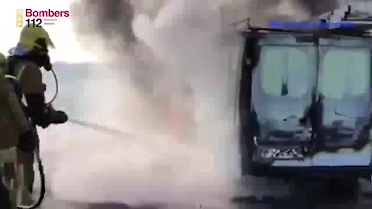 Imagen de Una furgoneta empieza a arder mientras circulaba por la AP-7