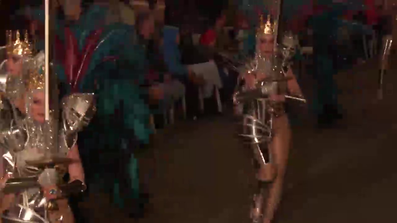 Imagen de El color y la fiesta toman la calle en el desfile concurso del Carnaval de Torrevieja