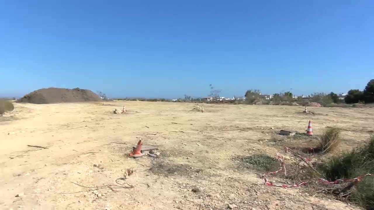 Imagen de El ayuntamiento amontona las algas de las playas en el Mirador del Alto de la Casilla