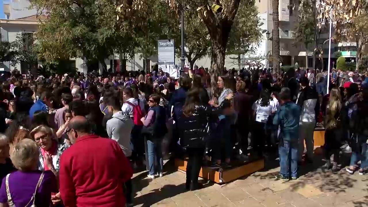 Imagen de 8 de marzo: mujeres de todas las edades se unen para luchar por la igualdad real