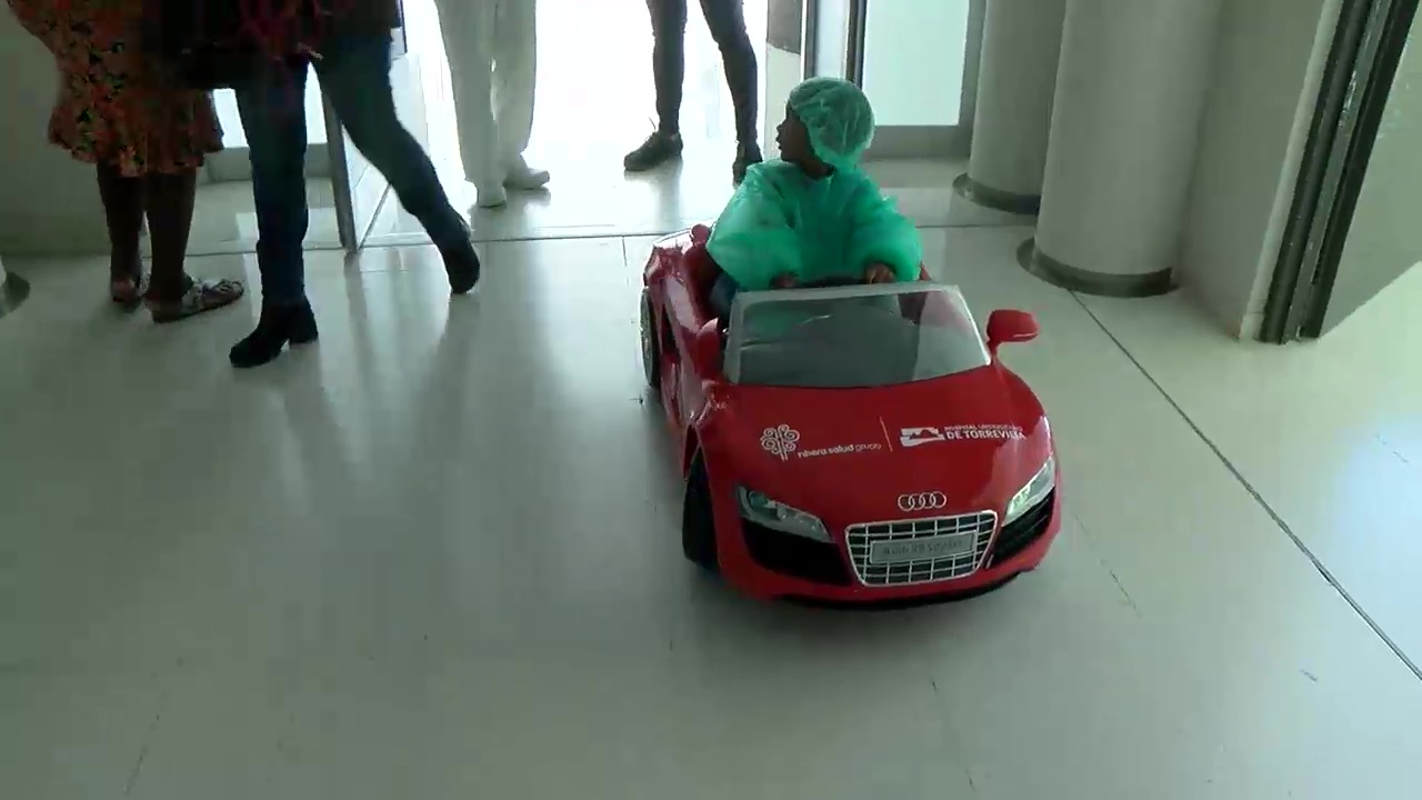 Imagen de Coches teledirigidos para trasladar a los pequeños ingresados en el Hospital de Torrevieja