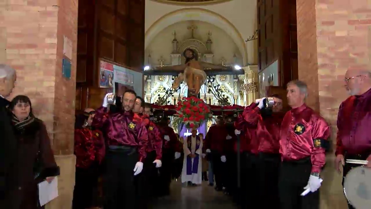 Imagen de La lluvia hace acto de presencia en el Vía Crucis del Cristo Crucificado