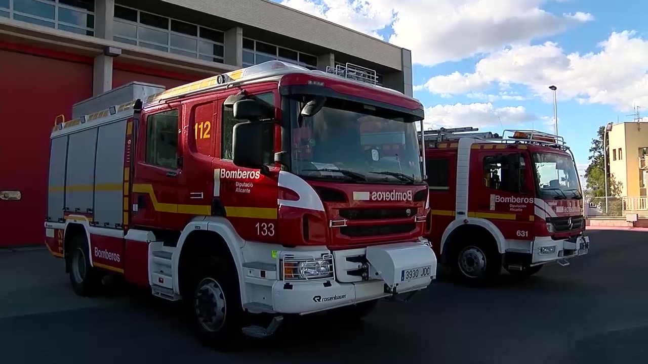 Imagen de Los bomberos rescatan a un conductor atrapado en su vehículo tras impactar contra un camión