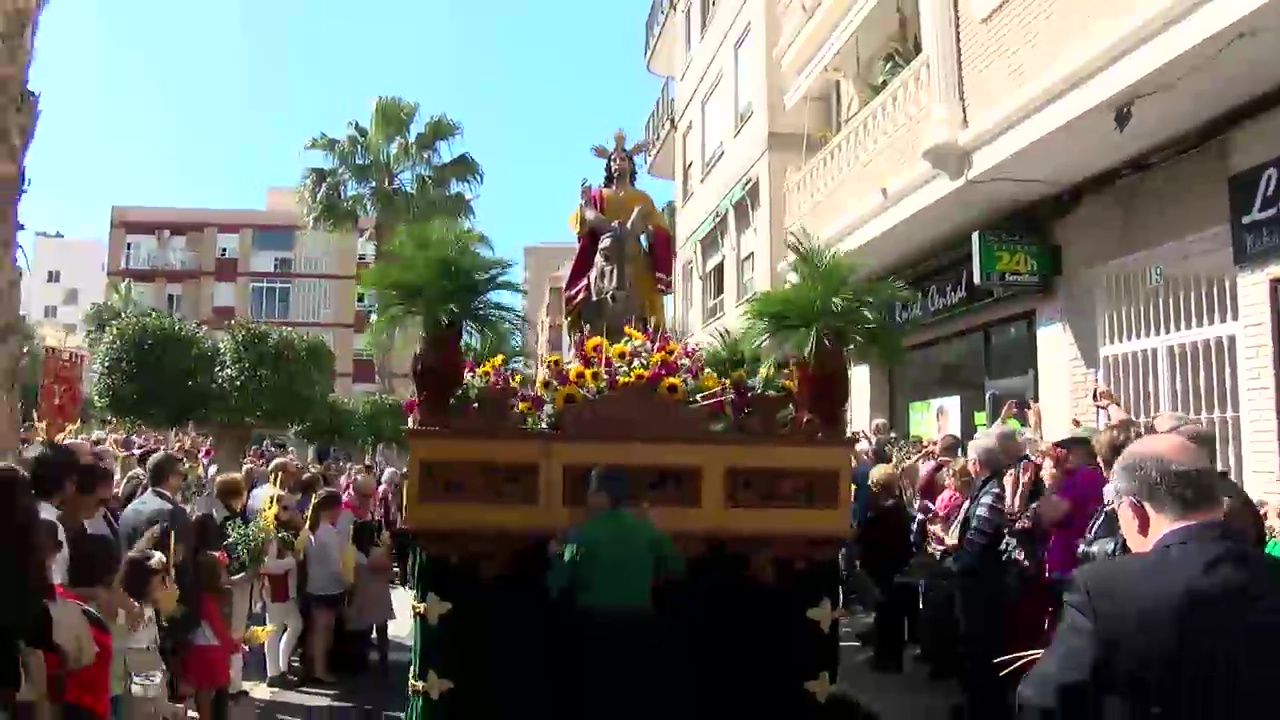 Imagen de Miles de personas participan con su palma en la procesión del Domingo de Ramos