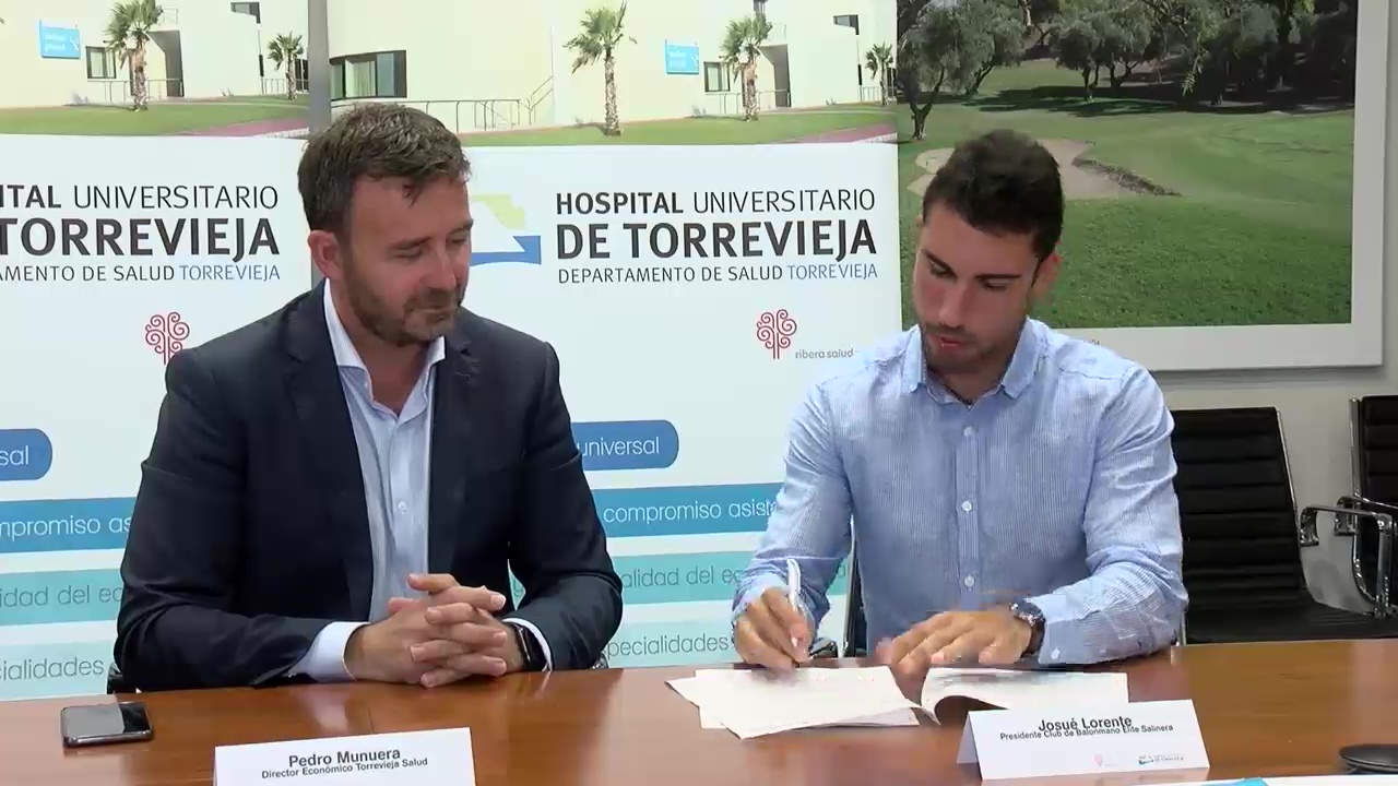 Imagen de Torrevieja Salud presenta el convenio de colaboración con el Club de Balonmano Playa Élite Salinera