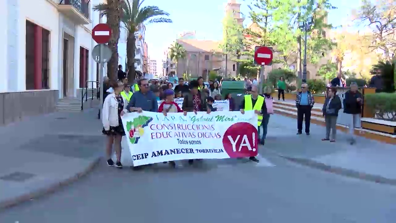 Imagen de Padres y madres del CP Amanecer salen a la calle para reivindicar el nuevo colegio