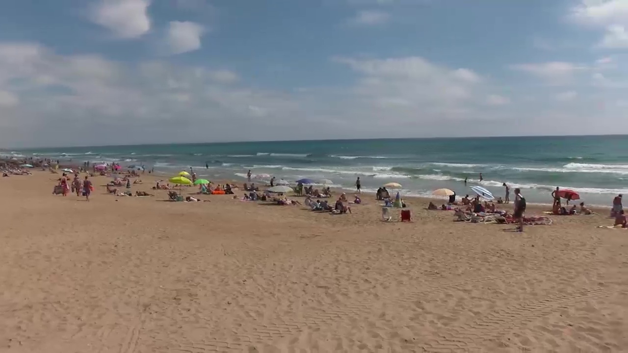 Imagen de La Mata Sur pierde su bandera azul por el deficiente estado del paseo marítimo