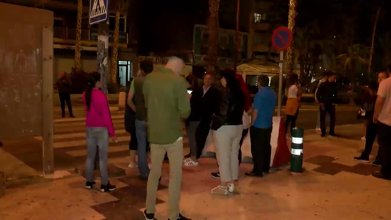 Imagen de Arranca la campaña electoral en Torrevieja con la «pegada de carteles»