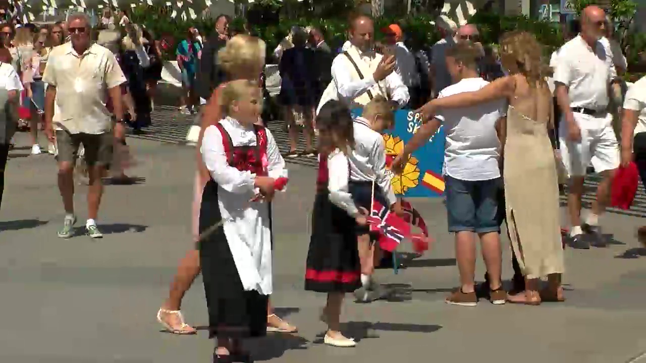 Imagen de Centenares de noruegos participan en la celebración del Día de Noruega