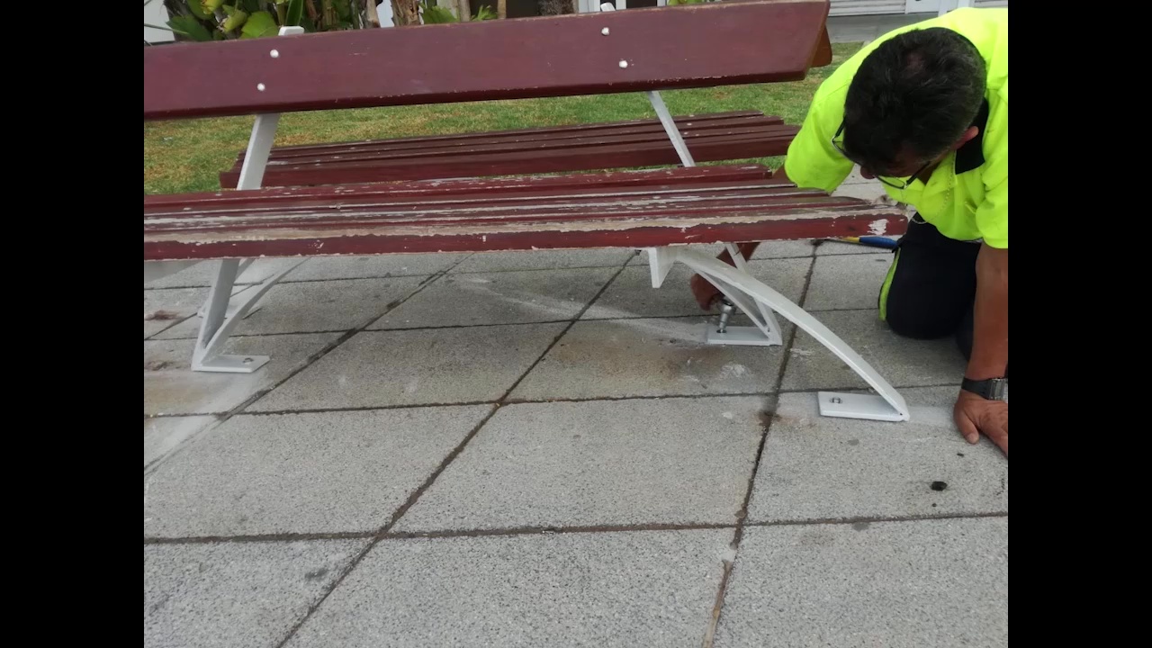 Imagen de Se eliminan los grafittis del puente de Aguas Nuevas