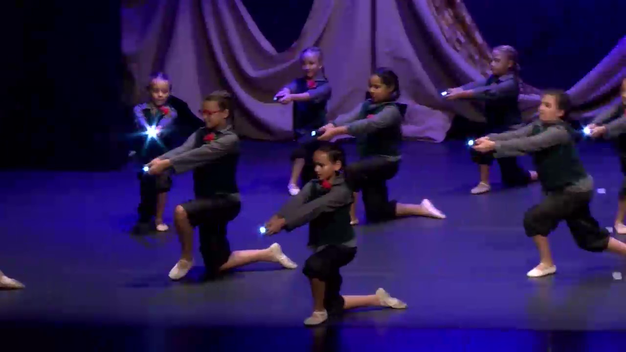 Imagen de Extraordinaria aventura bailada por los alumnos del centro de danza de Lola y Arantxa Blanco