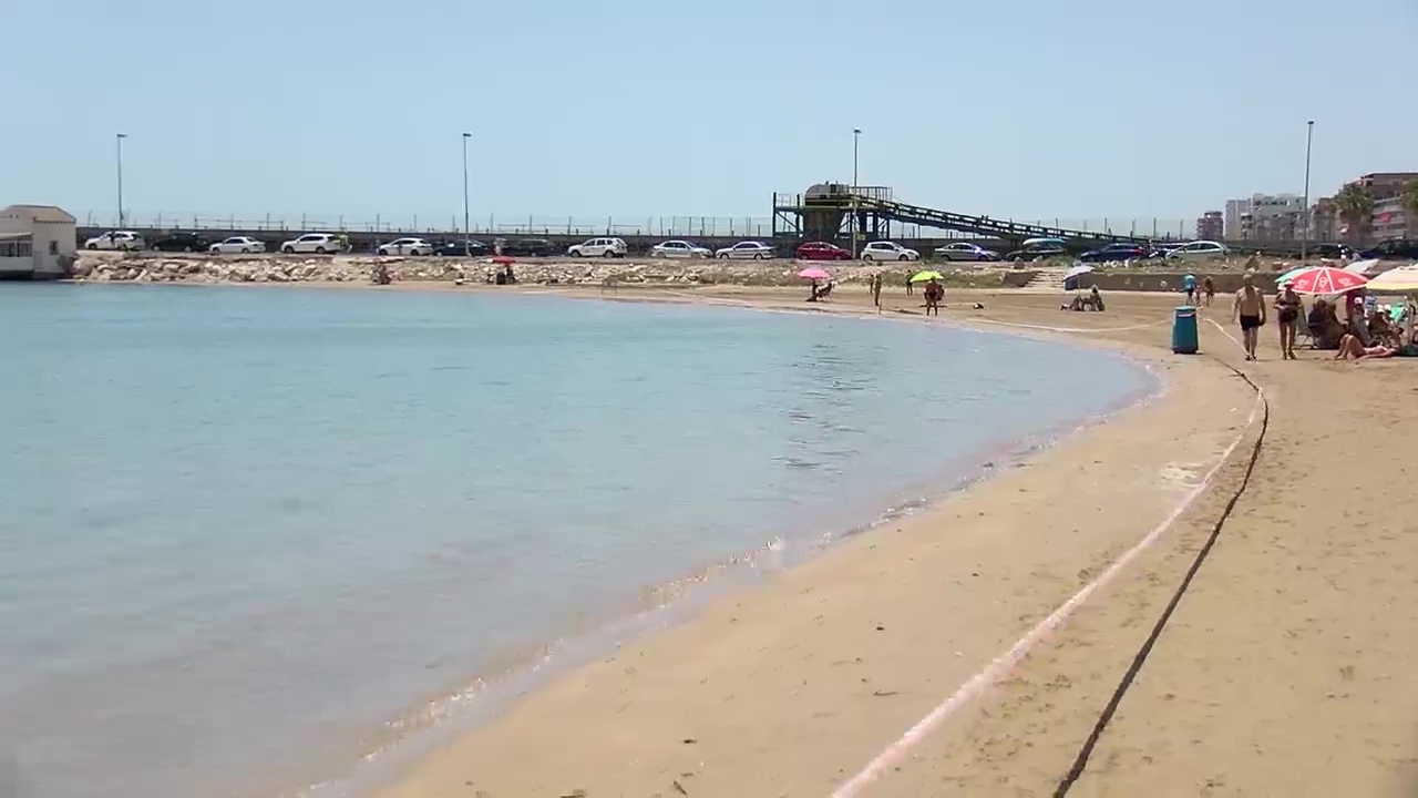 Imagen de Se abre la playa del Acequión después de comprobar que el vertido «no afecta a la salud»