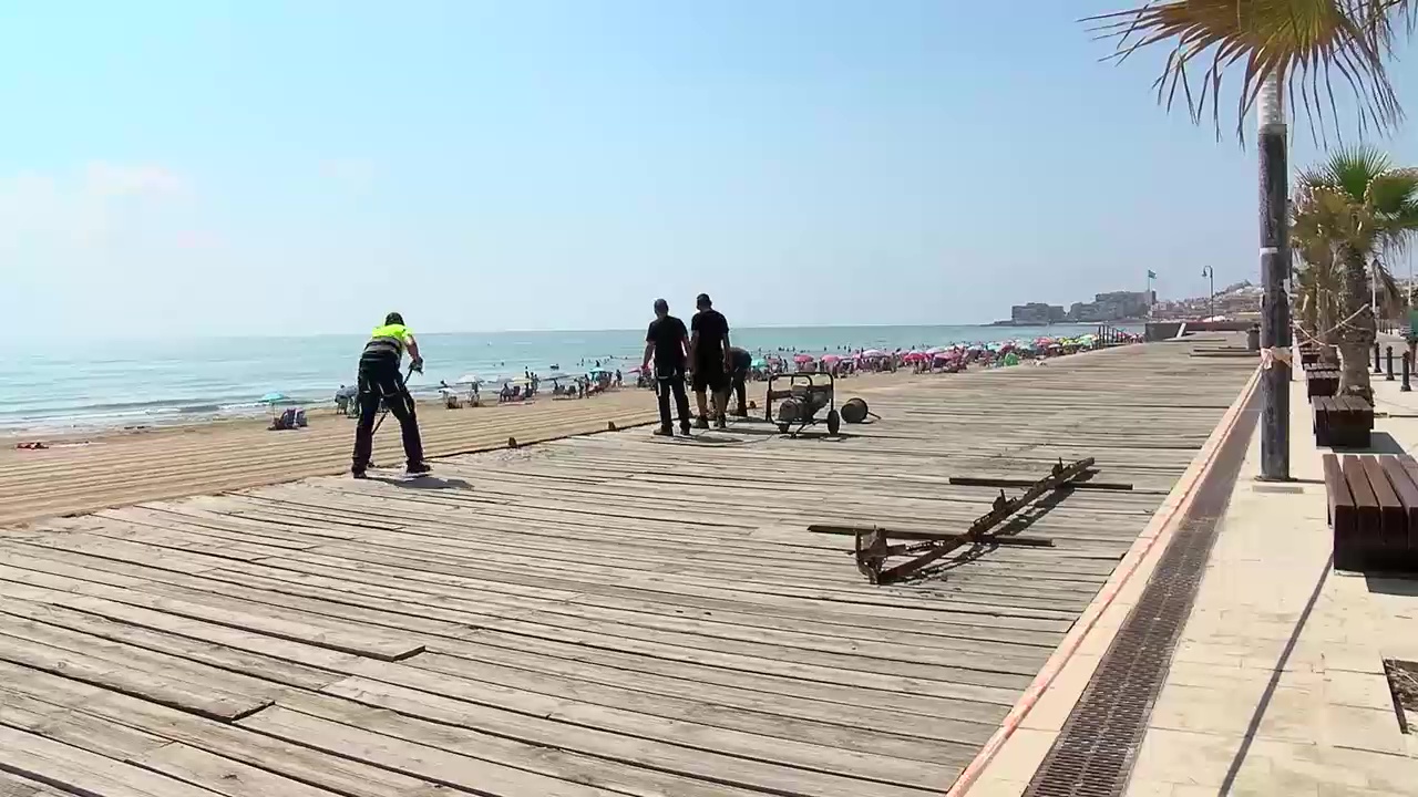 Imagen de Comienza la reparación de las tablas de madera en el paseo de La Mata