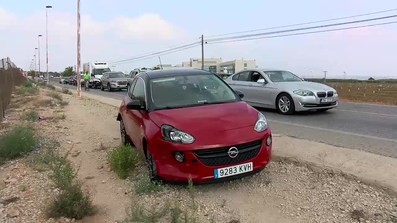 Imagen de Una fuga de gas de un coche híbrido mantiene la CV-95 cortada durante cuatro horas