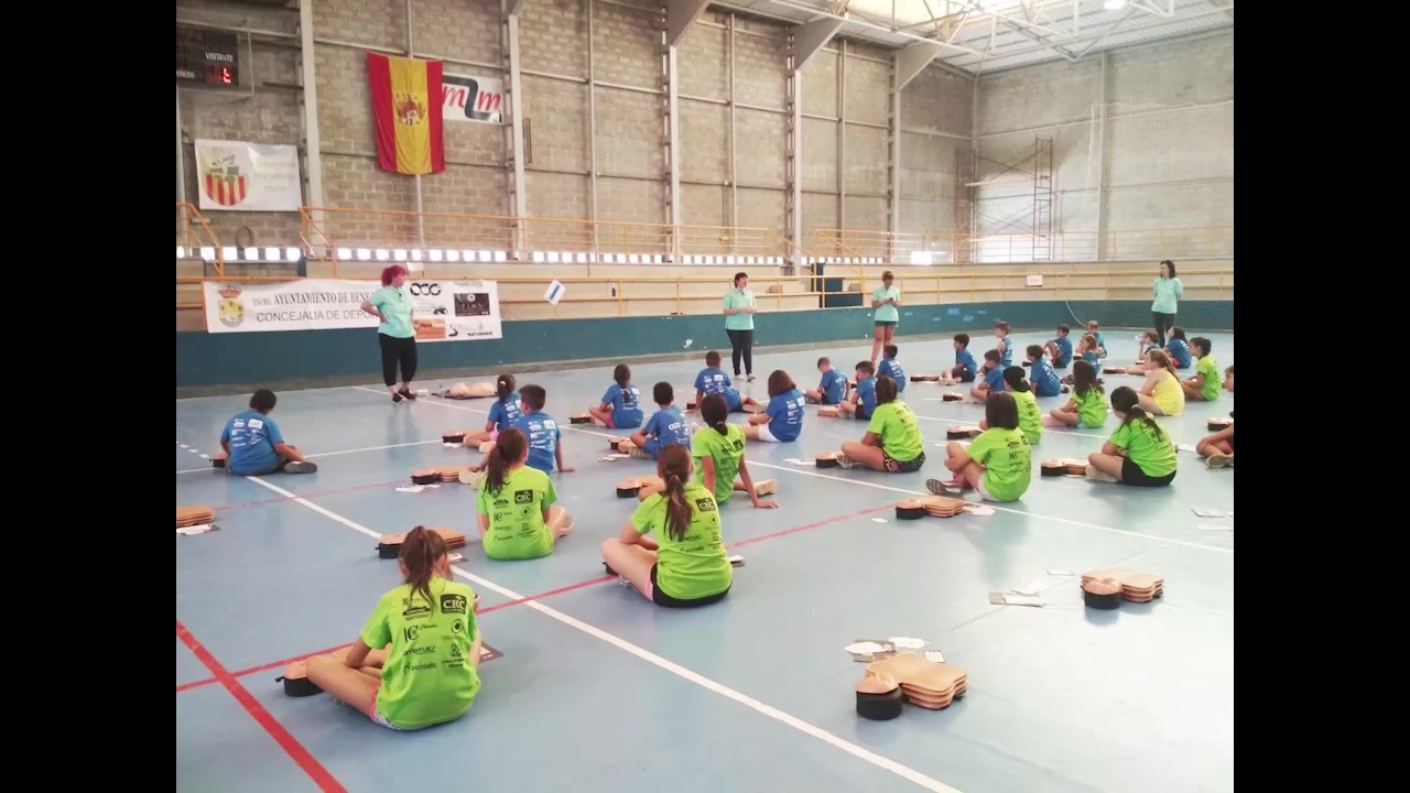 Imagen de El Hospital Universitario de Torrevieja enseña primeros auxilios a más de 200 niños