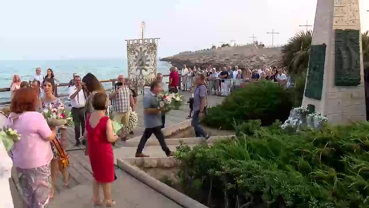 Imagen de Torrevieja recuerda a los pescadores difuntos en la ofrenda floral de la Virgen del Carmen