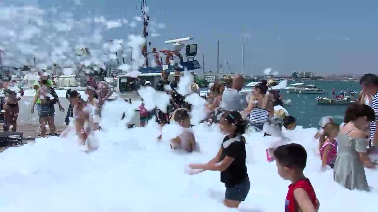 Imagen de Cucaña, fiesta de espuma y carrera de artefactos flotantes para celebrar la Virgen del Carmen