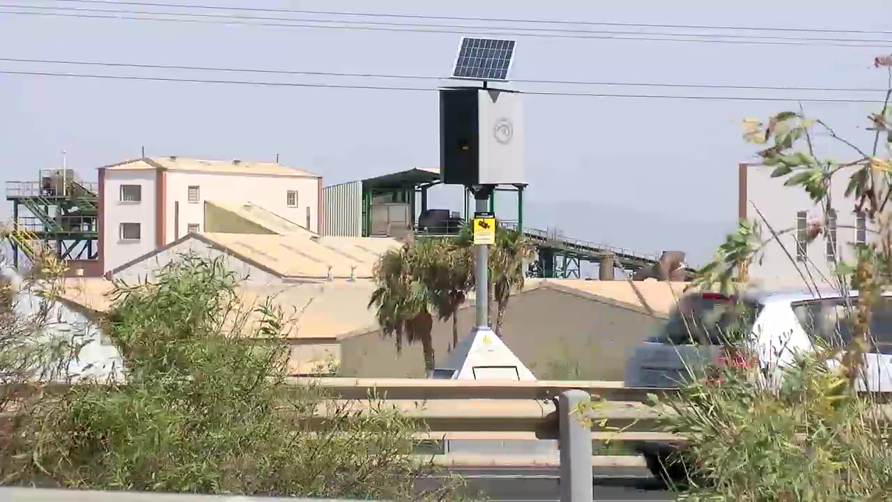 Imagen de Un radar en una carretera con retenciones