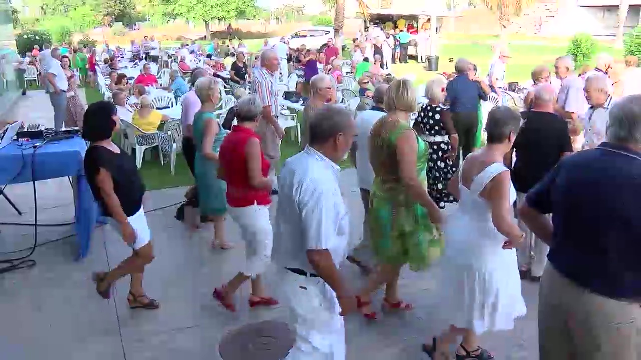 Imagen de Bailes en línea, música y buena compañía protagonizan las verbenas de la «macrodiscoteca»