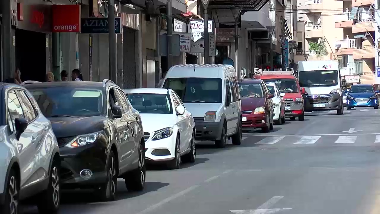 Imagen de Aparcar en verano en Torrevieja, una misión imposible