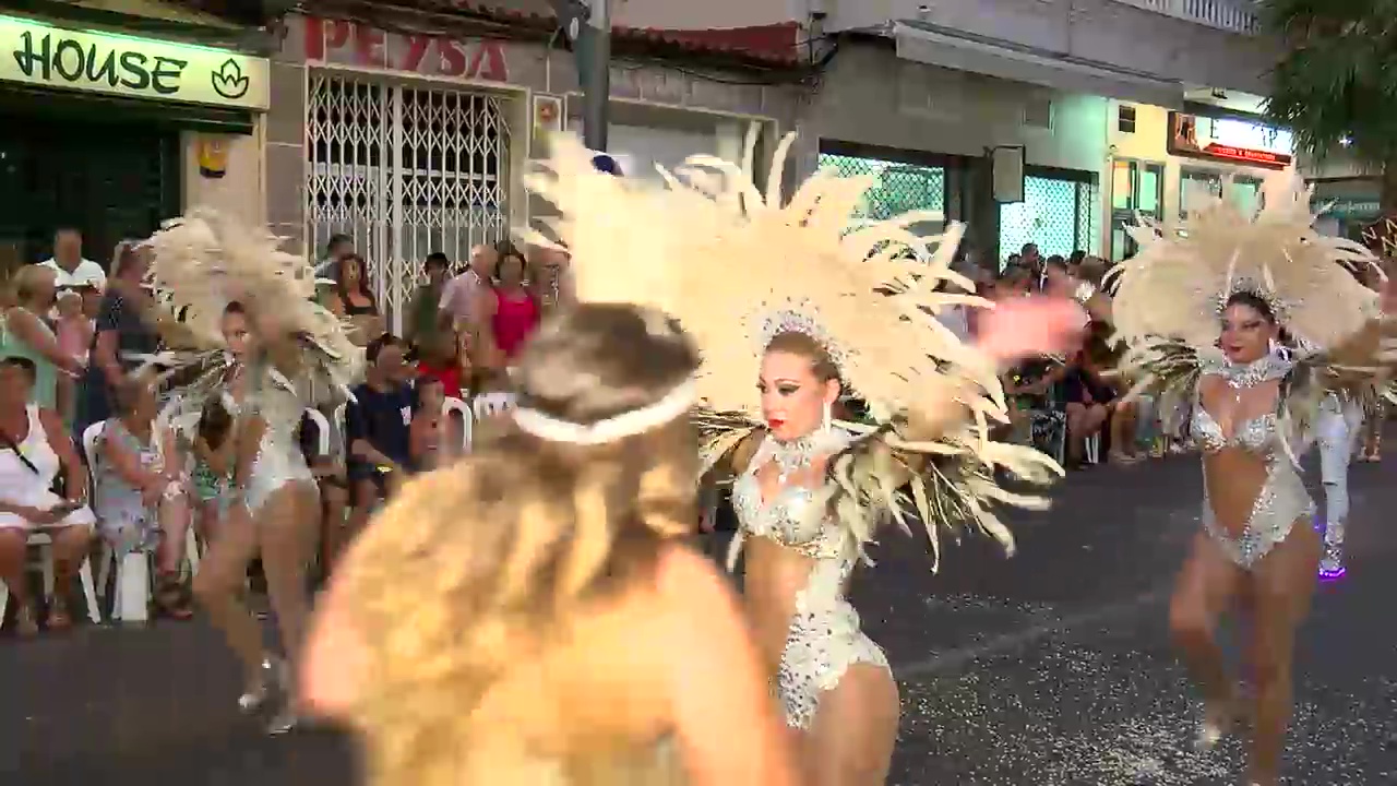 Imagen de Carnaval en verano: las comparsas torrevejenses llenan las calles de fiesta y color