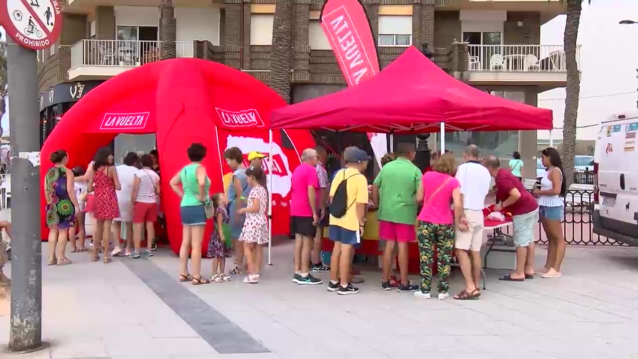 Imagen de La carpa hinchable de La Vuelta reparte folletos con todos los detalles de la primera etapa