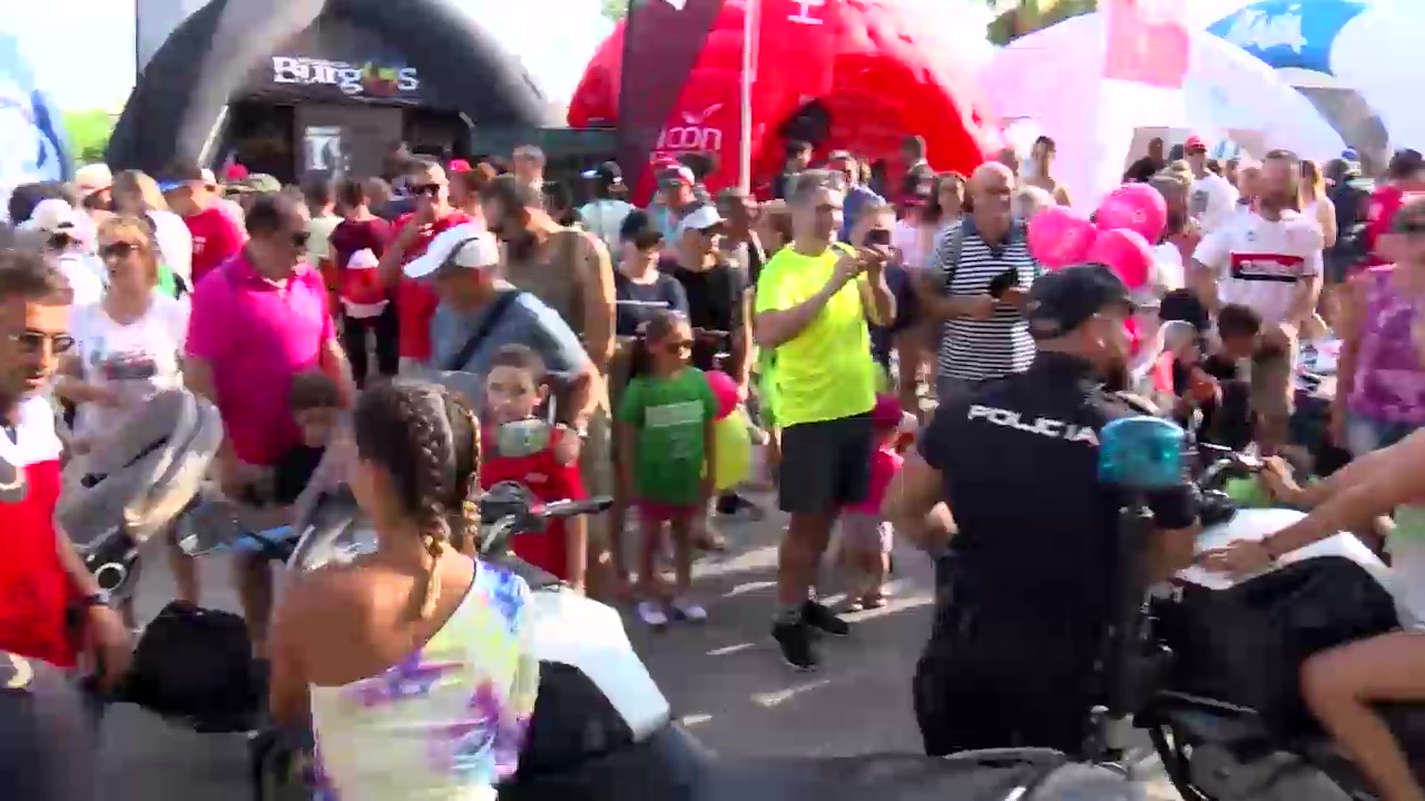 Imagen de Torrevejenses y turistas se vuelcan con la salida de La Vuelta