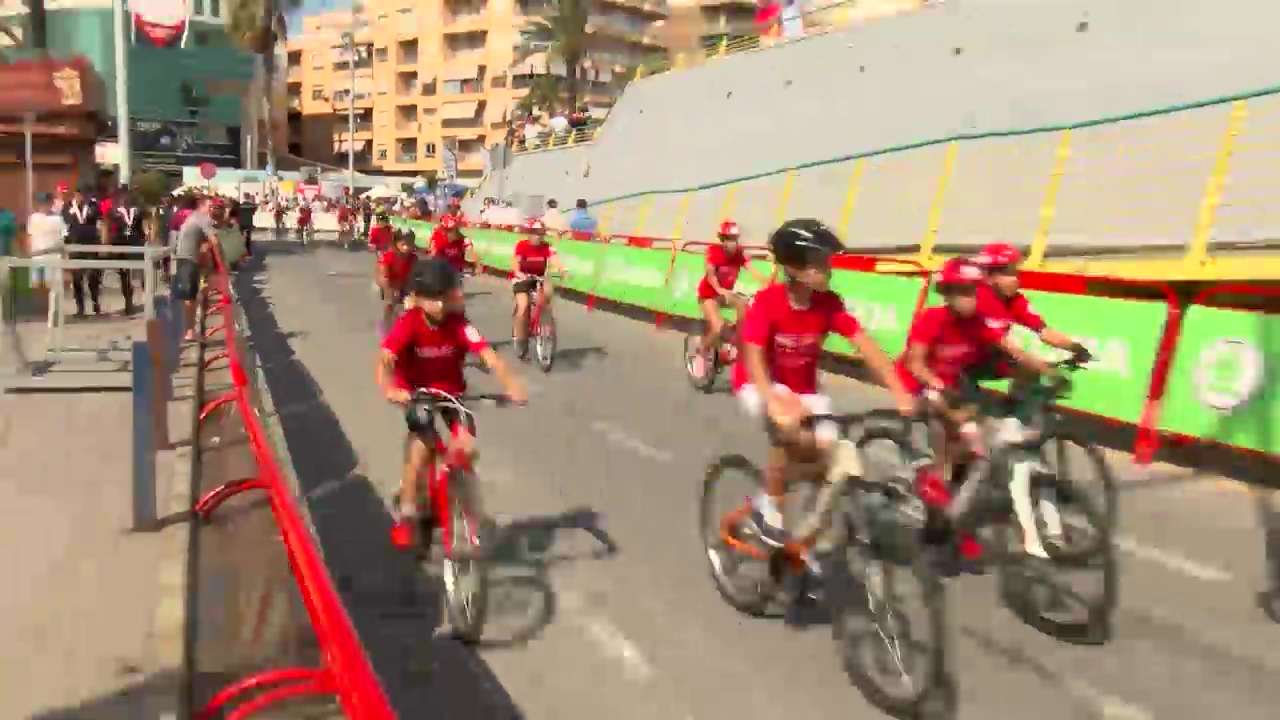 Imagen de Un centenar de escolares torrevejenses participan en La Vuelta Junior