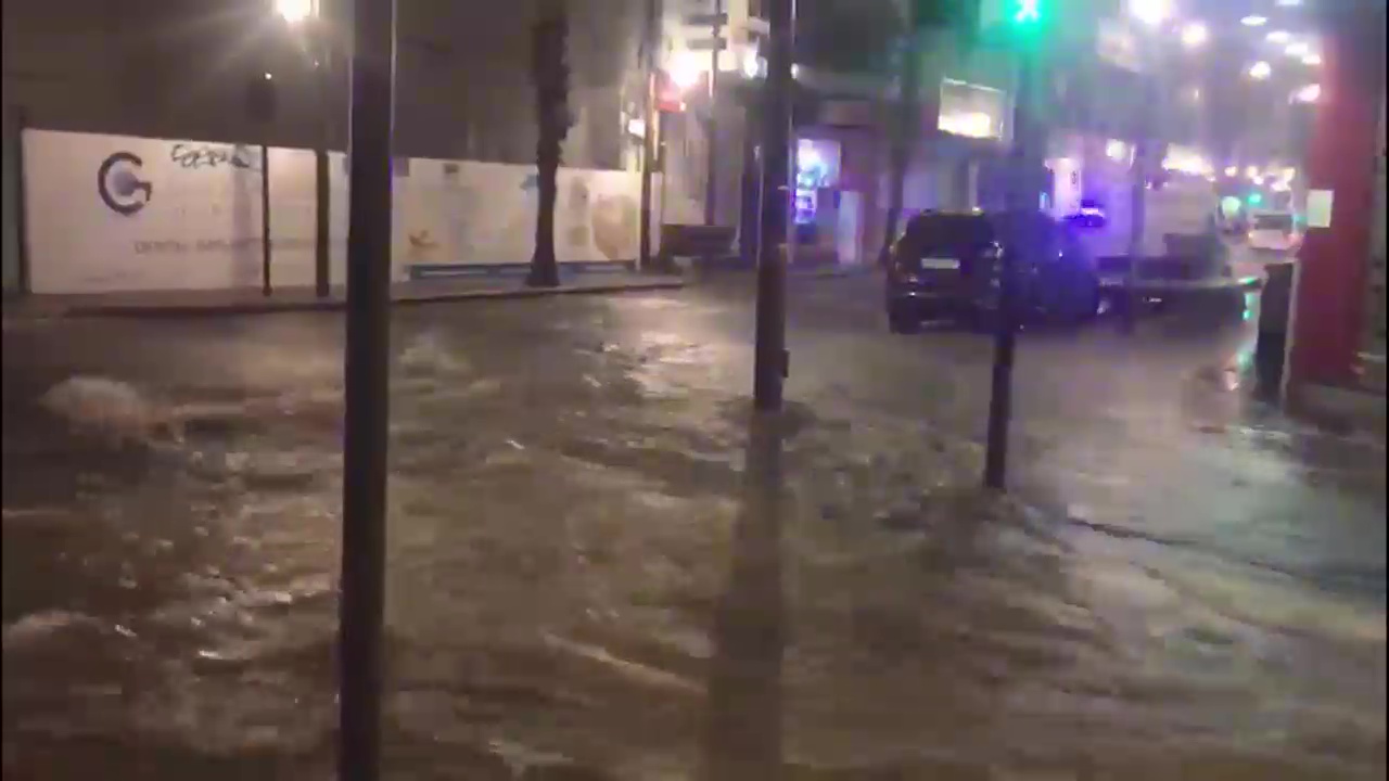 Imagen de Torrevieja vive una noche complicada que deja importantes consecuencias por la gota fría