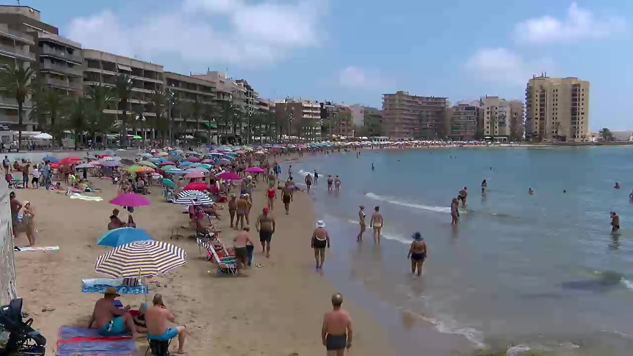 Imagen de Sacan de la Playa del Cura a un bañista de 84 años con síntomas de ahogamiento