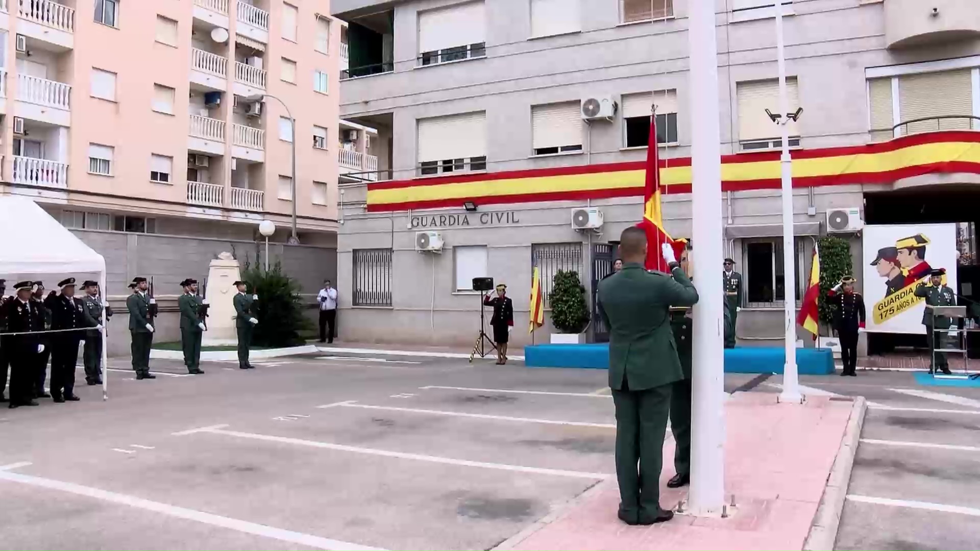 Imagen de La Guardia Civil rinde honores a su patrona la Virgen del Pilar arropada por cientos de personas