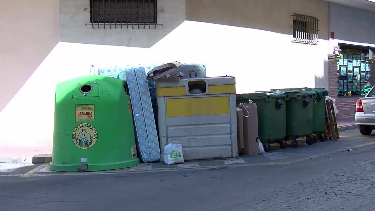 Imagen de Camiones procedentes de otras localidades vierten colchones y enseres en Torrevieja