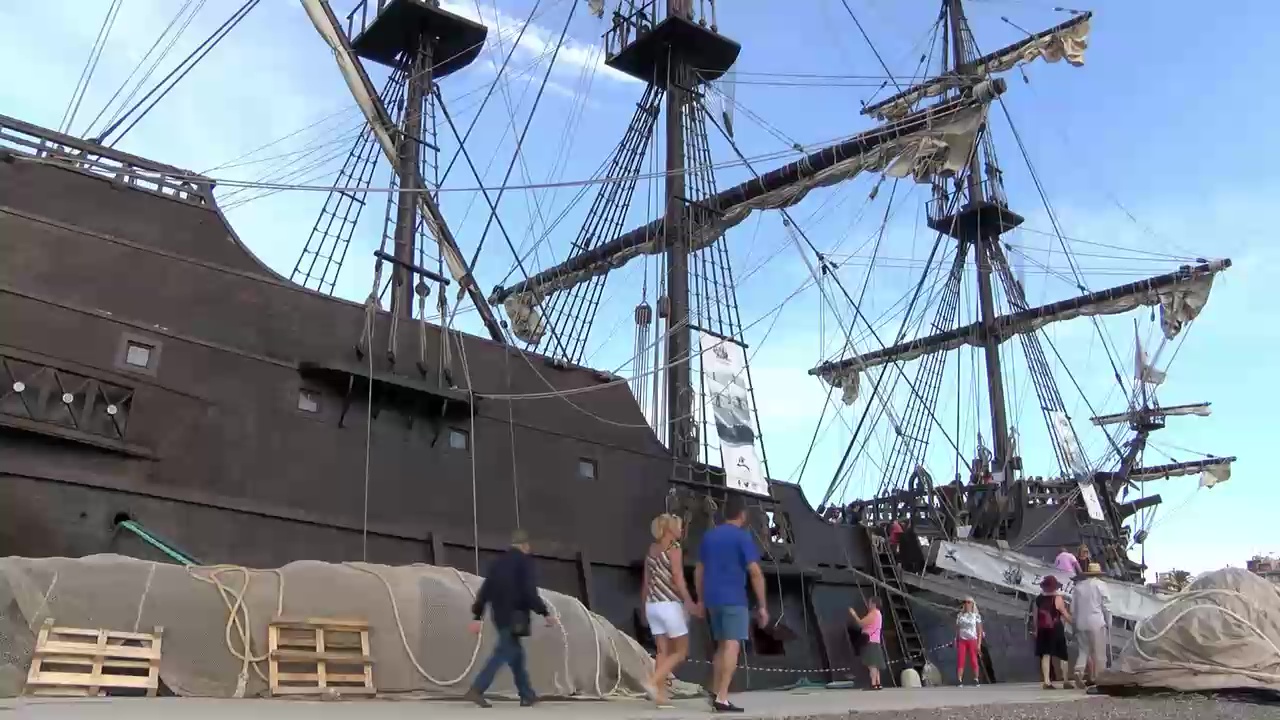 Imagen de Arriban al muelle pesquero la Nao Victoria y El Galeón