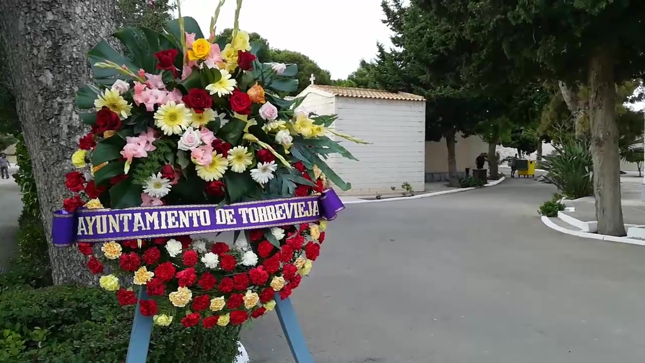 Imagen de Los torrevejenses recuerdan a sus fallecidos en el Día de Todos los Santos