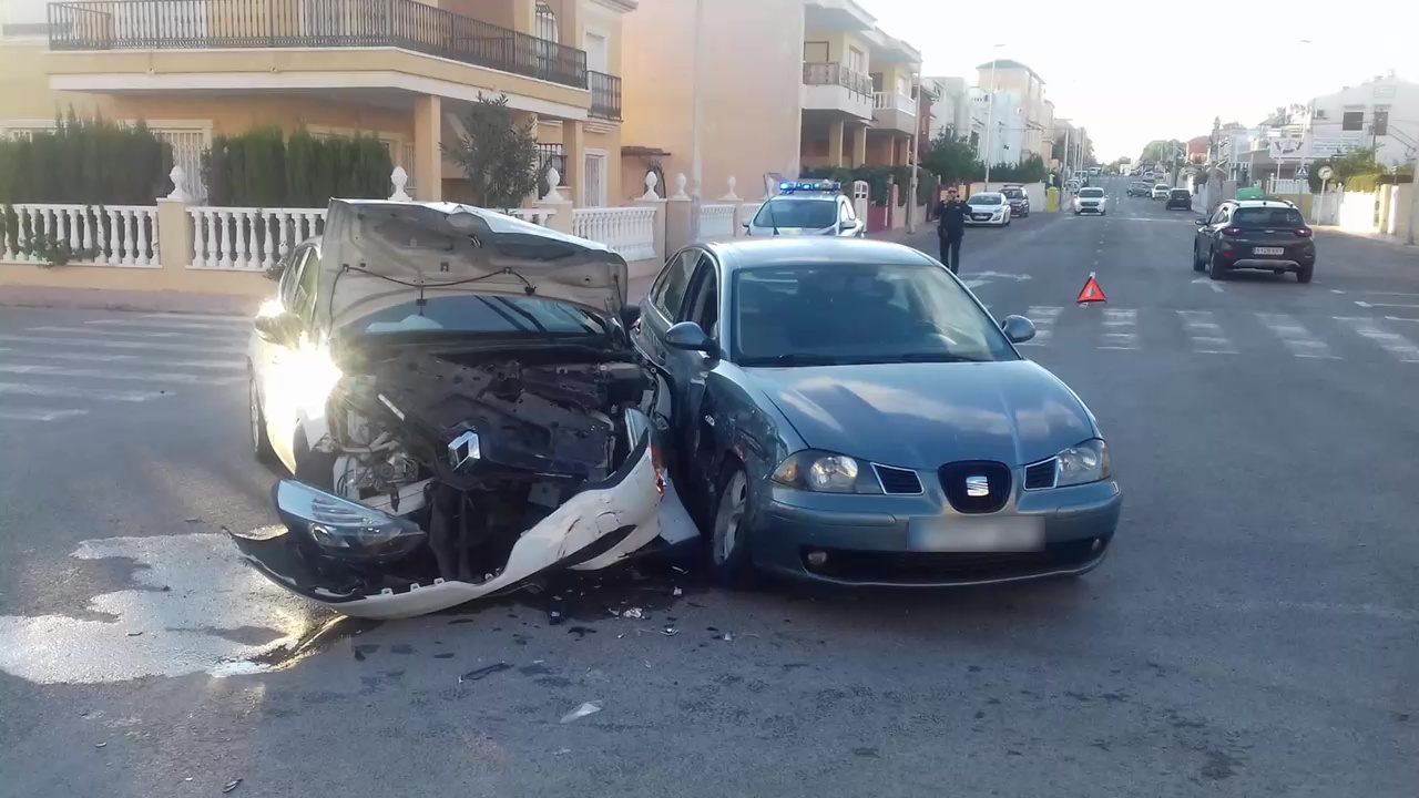 Imagen de Fuerte colisión en un cruce entre dos turismos sin heridos