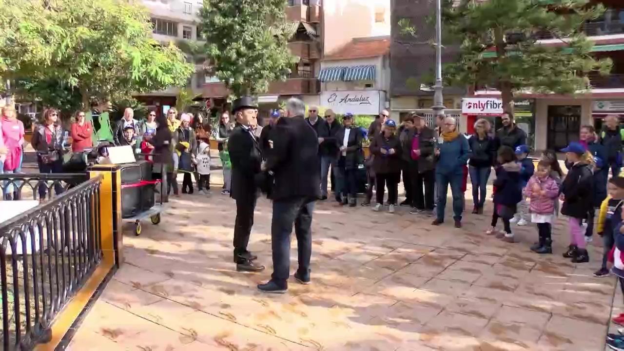 Imagen de Las calles se convierten en una clase de historia popular y raíces torrevejenses