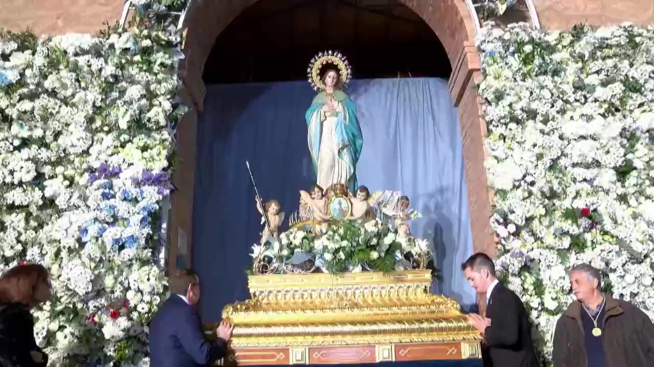 Imagen de Los torrevejenses demuestran su devoción a la patrona en la Ofrenda Floral