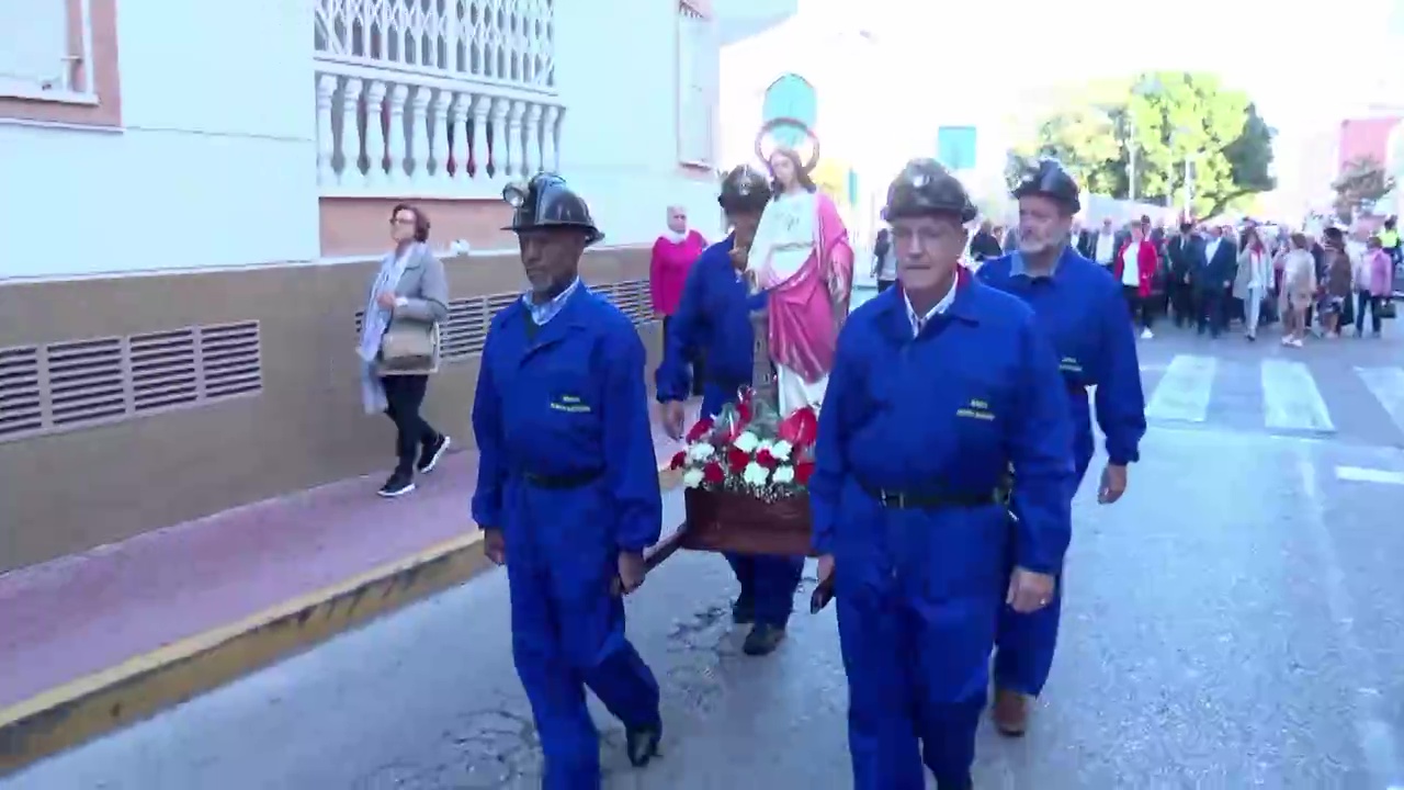 Imagen de Los torrevejenses de sangre asturiana le rinden homenaje a Santa Bárbara