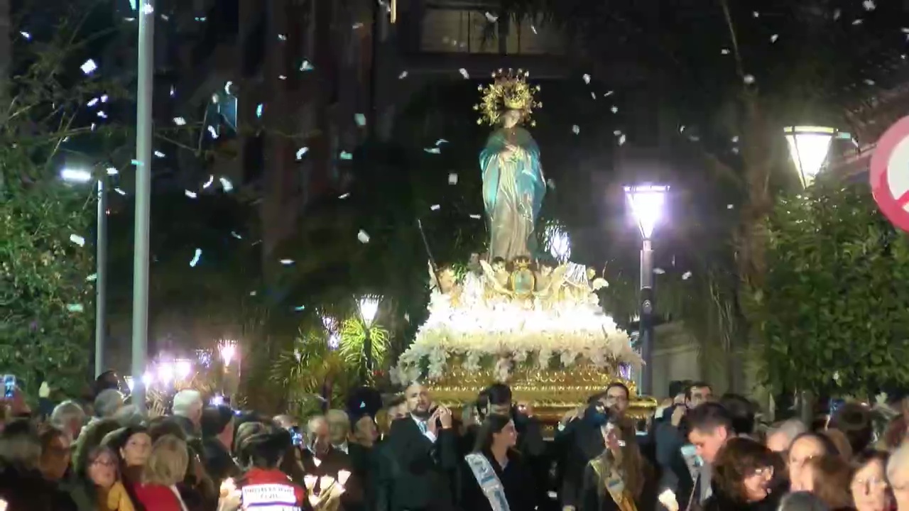 Imagen de Torrevieja vive con devoción la procesión en honor a la Purísima