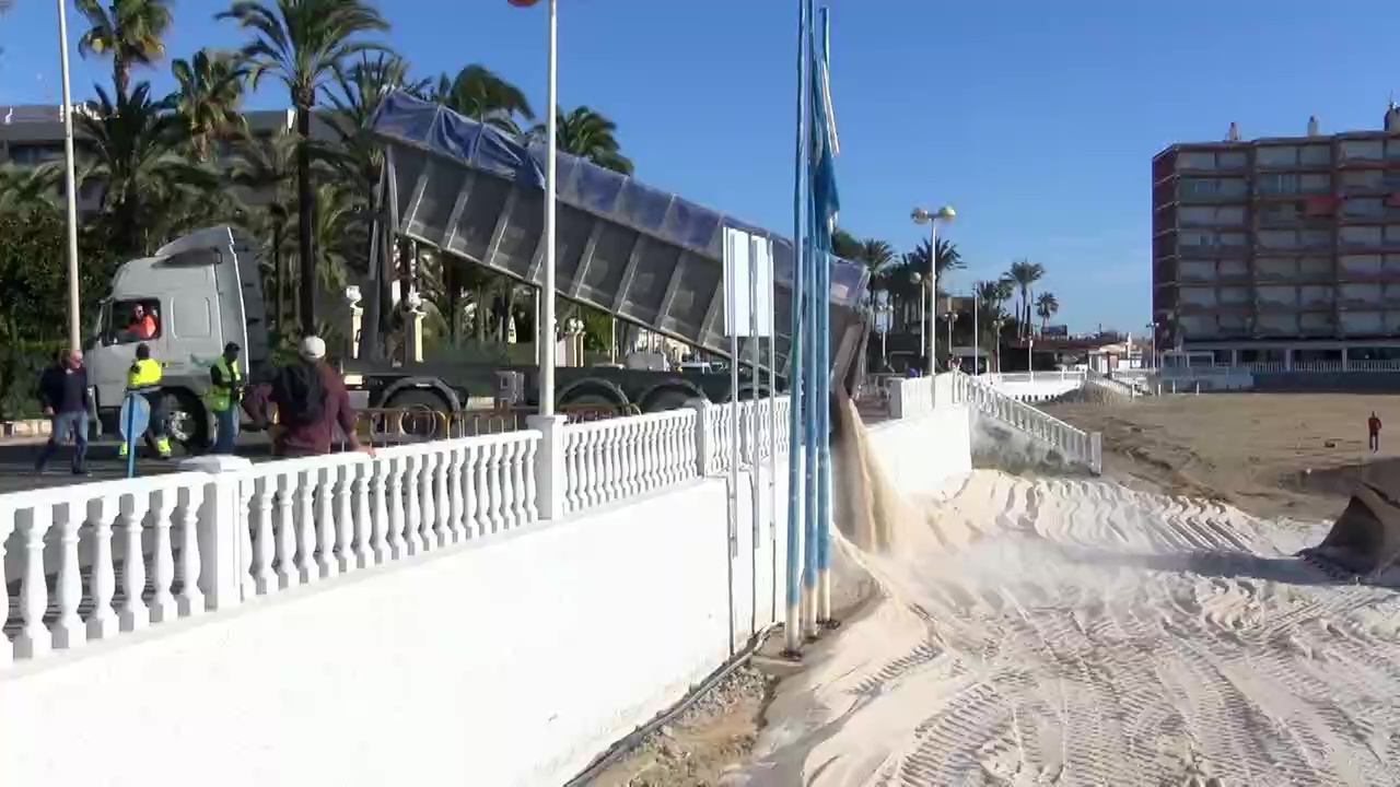 Imagen de 12.000 metros cúbicos de arena para la playa de Los Locos