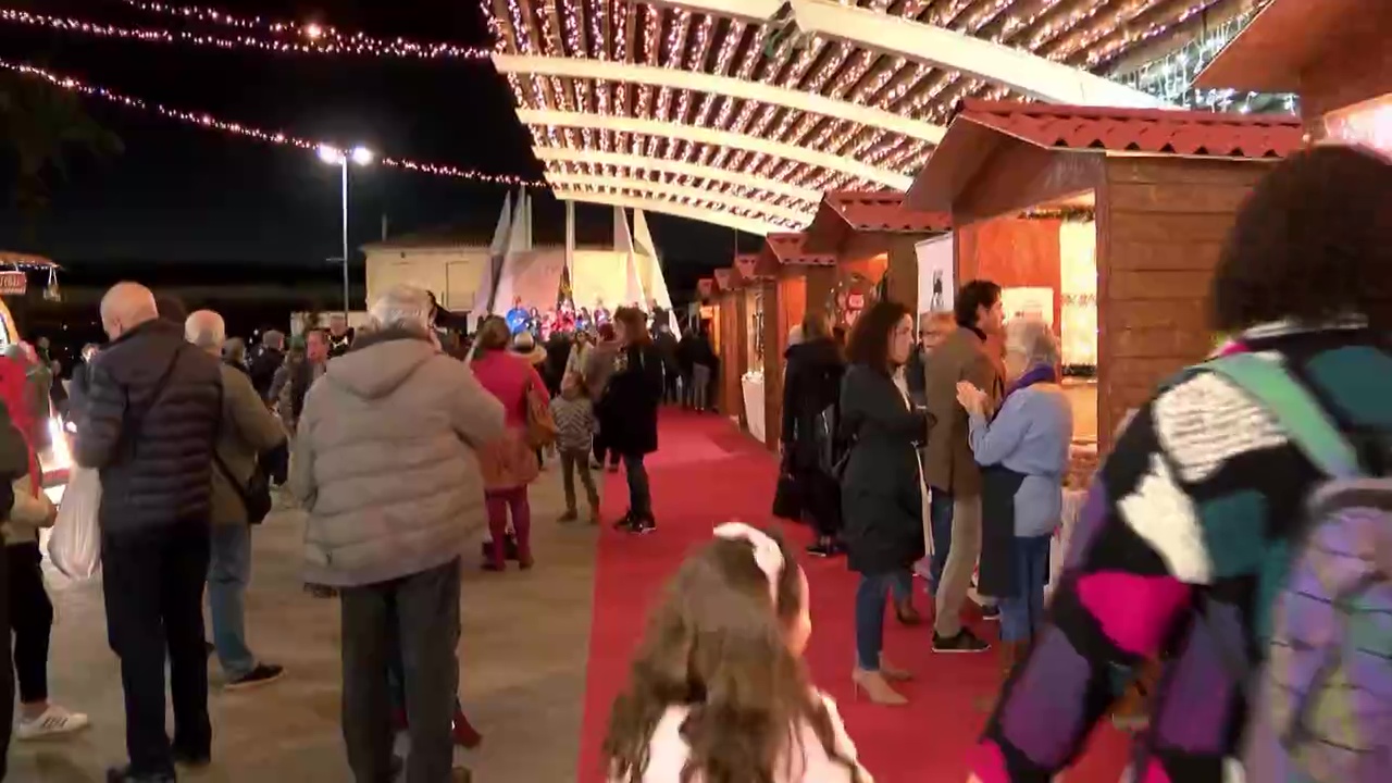 Imagen de La magia de la Navidad se instala en el corazón de Torrevieja entre luces y villancicos