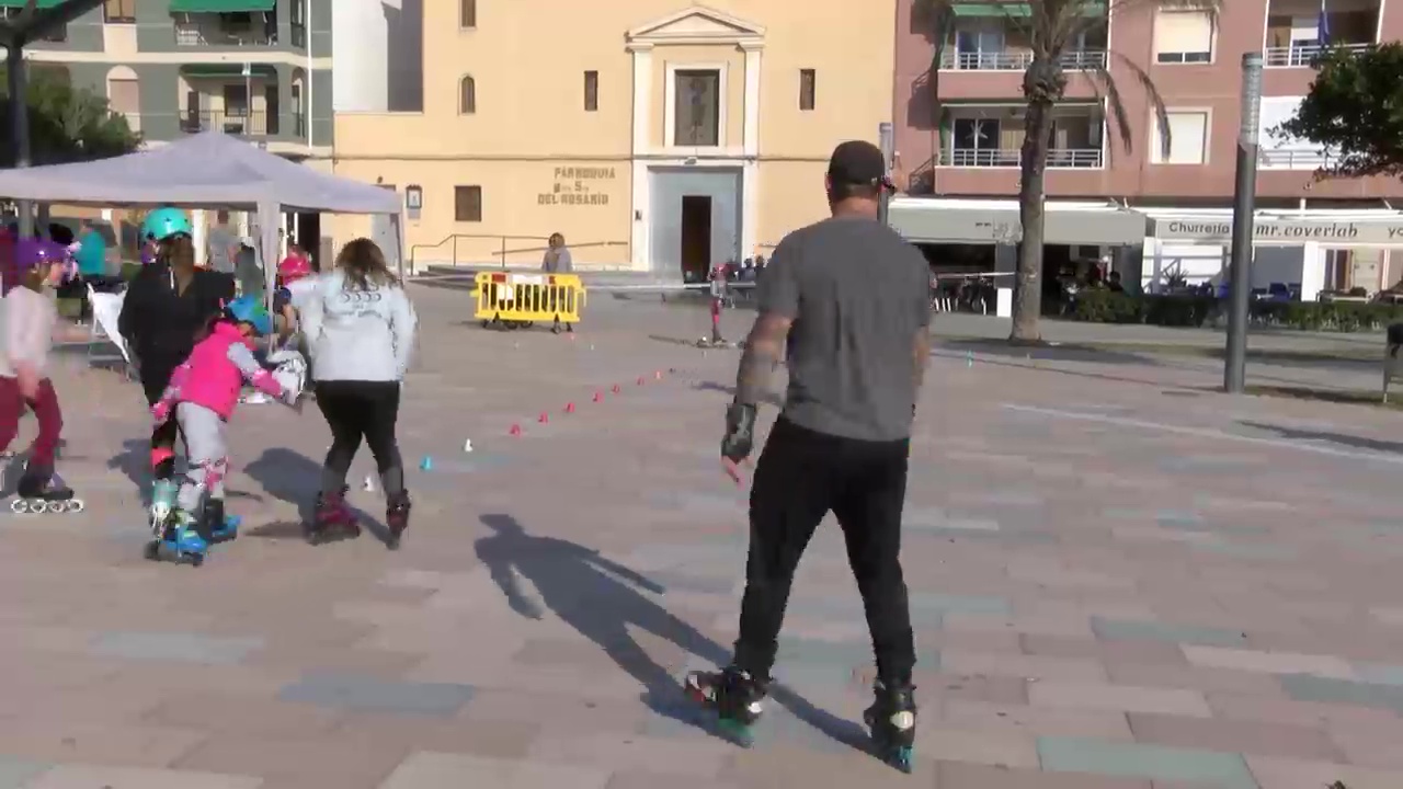 Imagen de El centro de La Mata convertido en pista de patinaje urbano