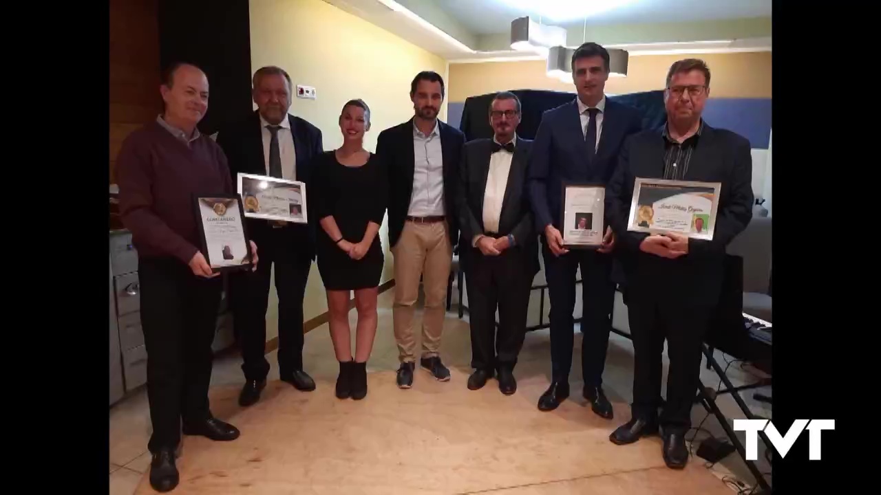 Imagen de Los galardonados con el Premio Rascasa y Salmonete recogen sus diplomas de mano de la prensa