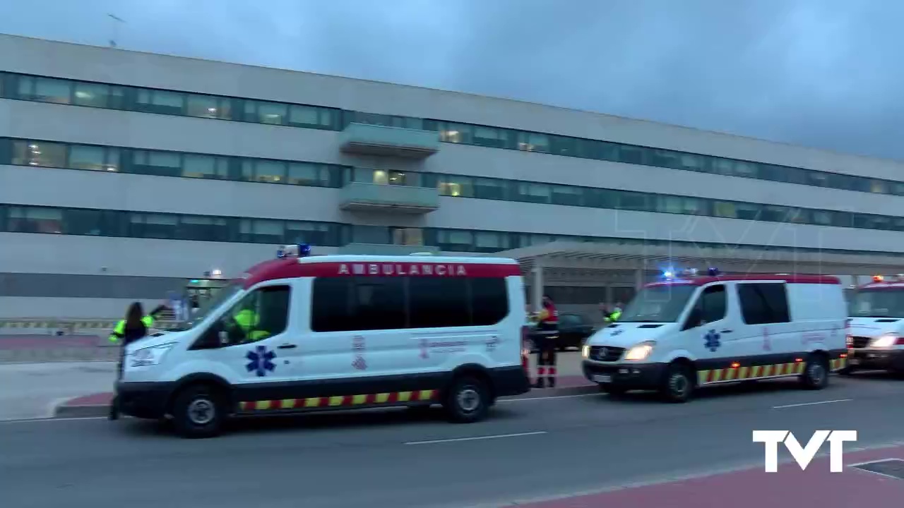 Imagen de Caravana de vehículos de emergencia, por todos los que se quedan en casa y por pacientes ingresados