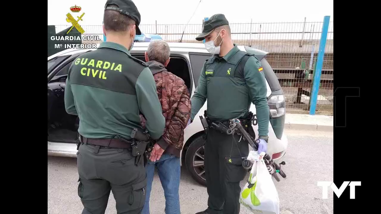 Imagen de La Guardia Civil detiene a un hombre que saltó la valla del Muelle de la Sal para ir a pescar