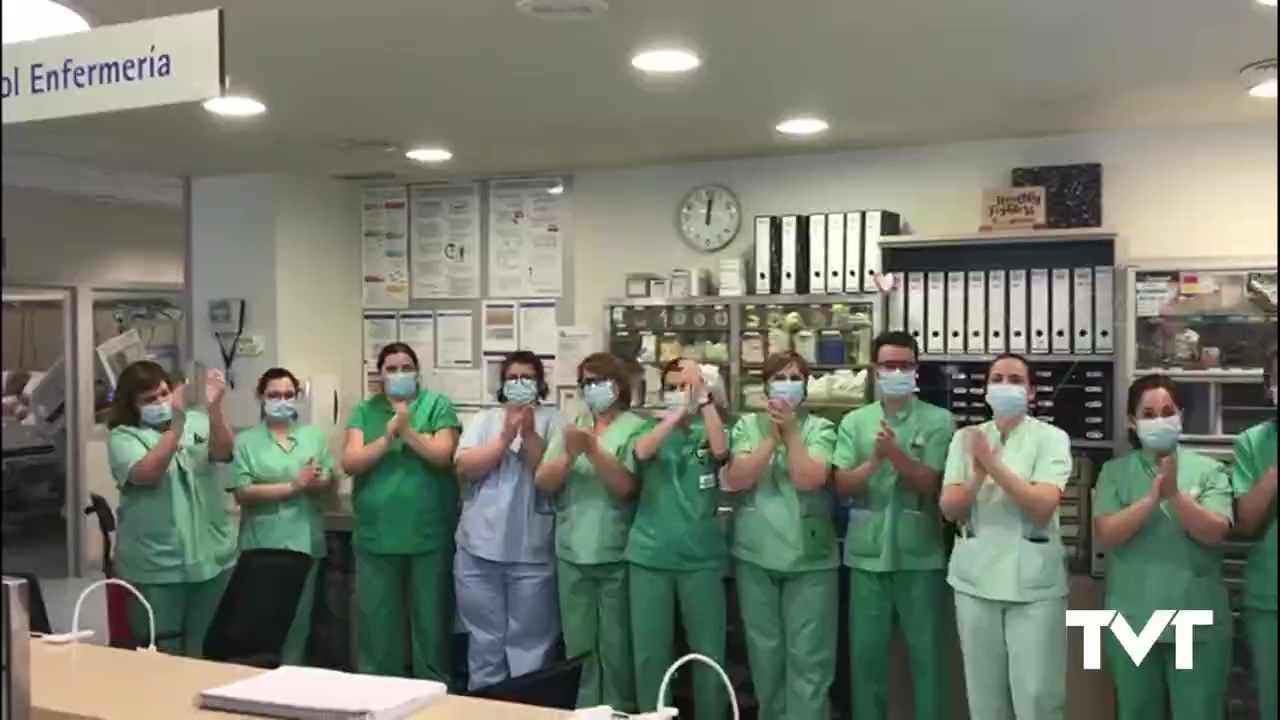 Imagen de Aplausos entre los profesionales de la UCI del Hospital de Torrevieja