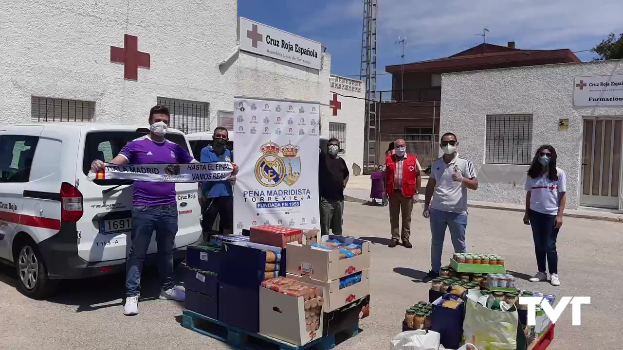 Imagen de La peña madridista de Torrevieja dona a Cruz Roja 550 euros en alimentos