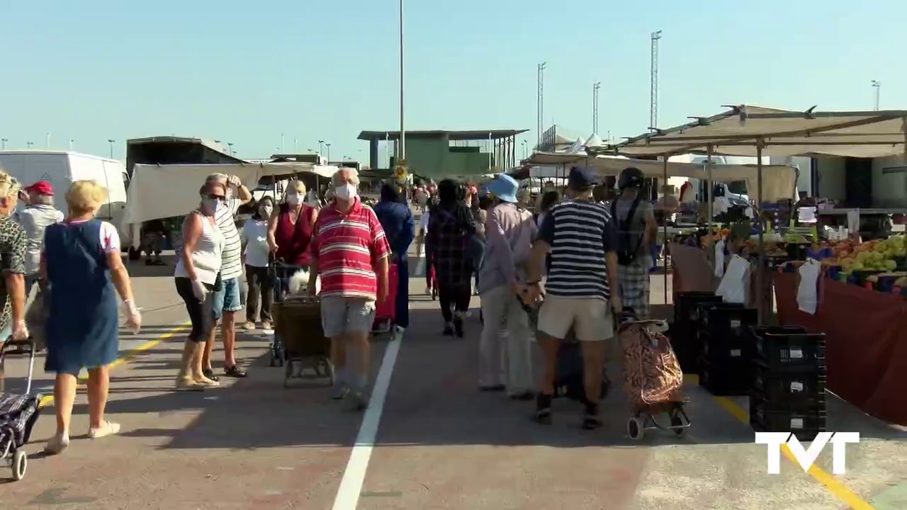 Imagen de El mercadillo semanal de Torrevieja abre sus puertas con una buena respuesta ciudadana