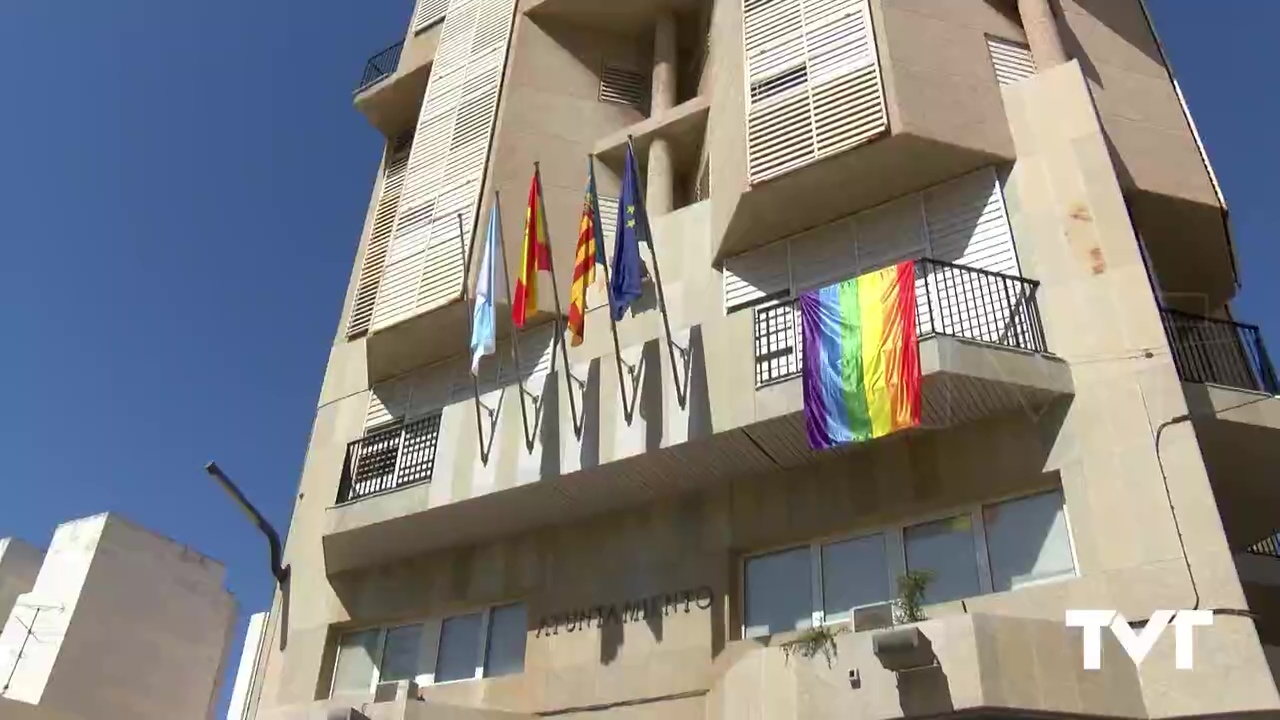 Imagen de Torrevieja cuelga la bandera arcoíris en el balcón del ayuntamiento para celebrar el Día del Orgullo