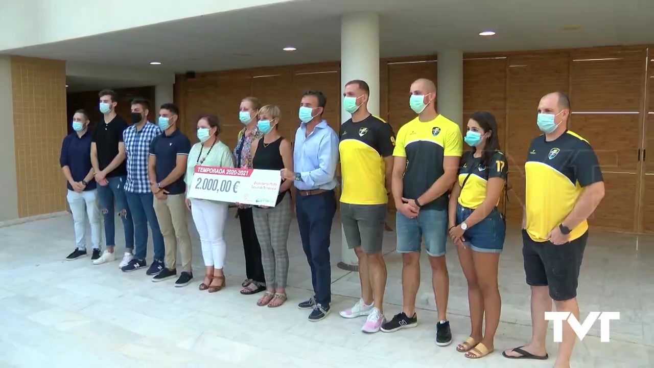 Imagen de Ribera Salud y el Hospital Universitario de Torrevieja renuevan su compromiso con el Balonmano Playa